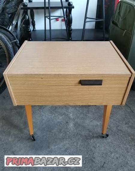 retro-detska-drevena-sperkovnice-na-koleckach-70-leta