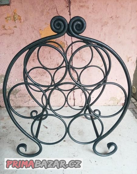 stojan-na-vino-kovovy