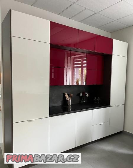 kuchynska-linka-lesk