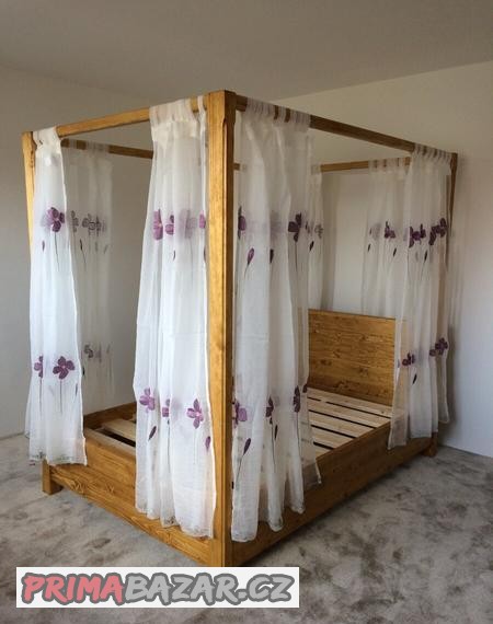 masivni-postel-s-nebesy