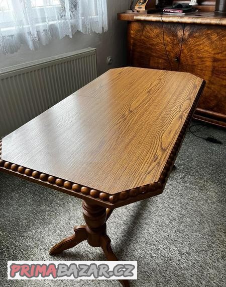 vyrezavany-stul-zidle-a-rohova-lavice