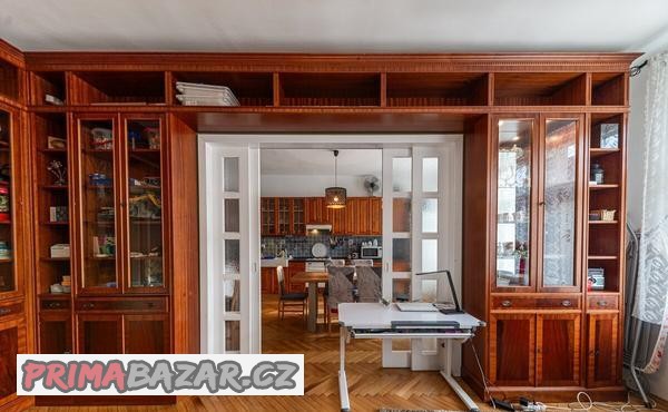 knihovna masivní dřevo