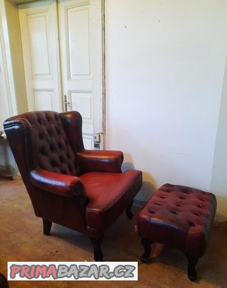 kozene-kreslo-usak-chesterfield-s-podnozkou
