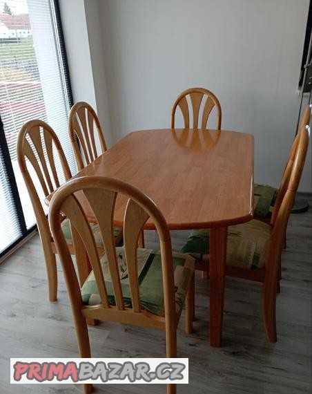 masivni-jidelni-stul-s-zidlemi