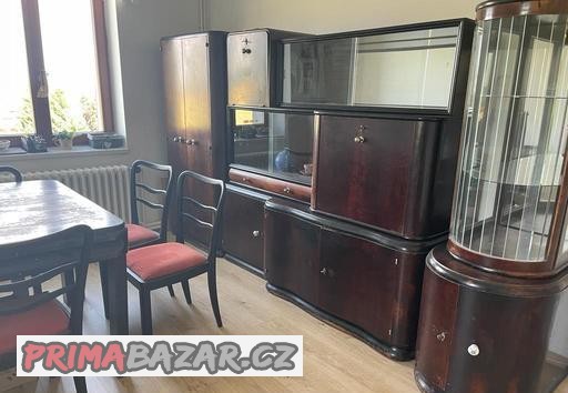 stary-nabytek-jidelni-set-skrine-s-vitrinama-za-odvoz