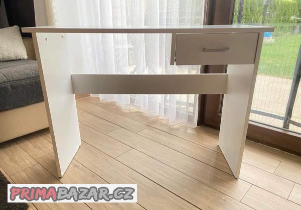 Bílý psací stůl