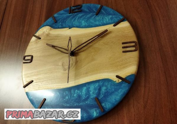 Dřevěné hodiny s epoxidem