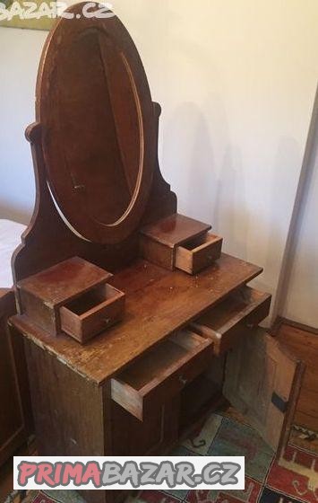 Toaletní stolek se zrcadlem