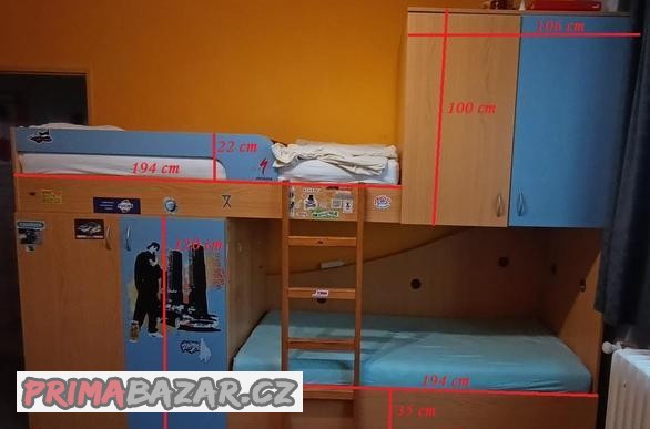 patrova-postel-se-skrinemi-perinac-s-policemi