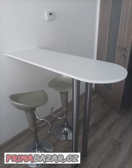 barovy-stul-jidelni-stolek-bily-barove-stolicky