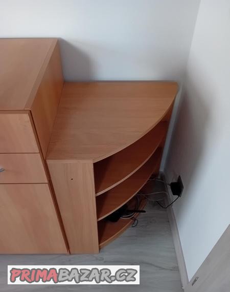 Rohová skříň s policemi