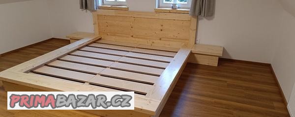 drevena-masivni-postel-s-nocnimi-stolky