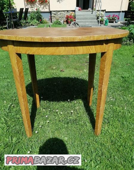 oválný stůl