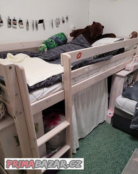 patrova-detska-postel-s-komodou-a-vysuvnym-stolkem