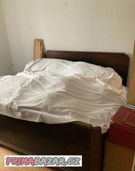 manzelska-postel-skrine-a-nocni-stolky