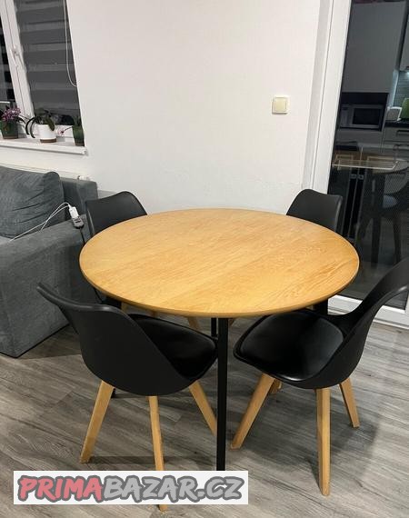 jidelni-stul-se-zidlema