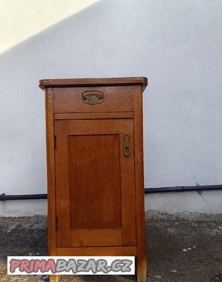 skrinka-nocni-stolek-stary-masiv