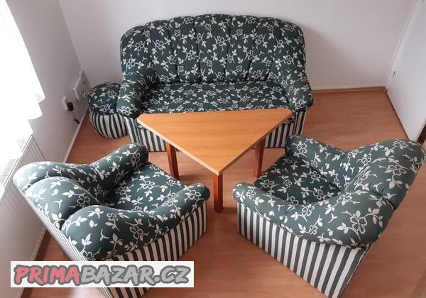rozkladaci-pohovka-dve-kresla-a-taburet