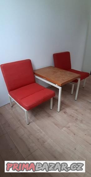 retro-sestava-zidli-stolku-a-postele