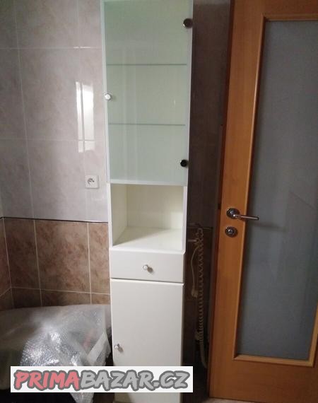 Vysoká otočná skříň do koupelny