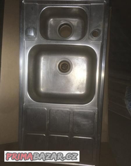 nerezovy-drez-s-drticem-kuchynskeho-odpadu