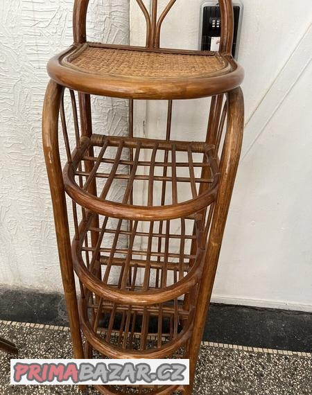 ratanove křesla a regal