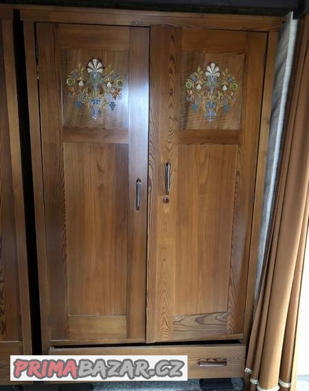 drevena-malovana-vyrezavana-loznice