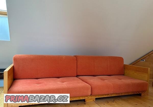 oranzova-sedacka-masiv