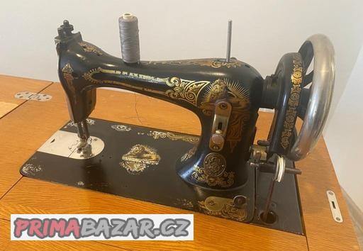 sici-stroj-ve-skrini-singer
