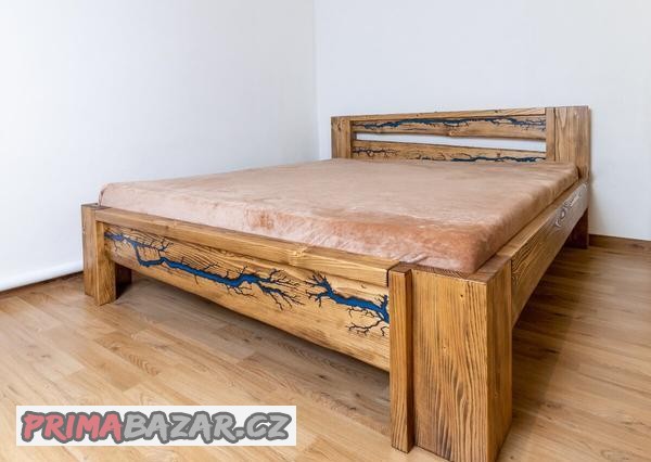 postel-z-masivniho-dreva