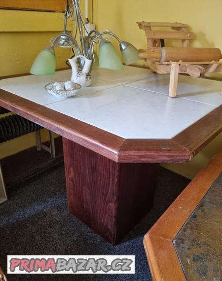 jidelni-stul-s-dlazbou