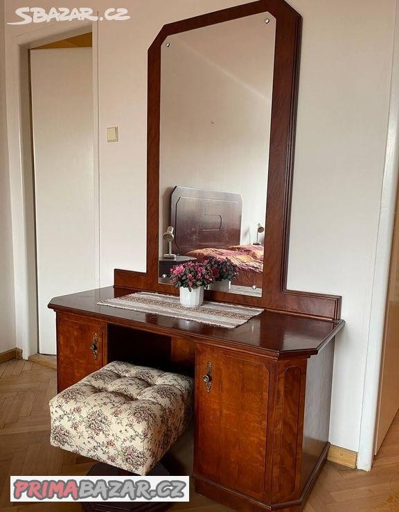 toaletni-stolek-se-zrcadlem-a-taburetkou-z-80-let