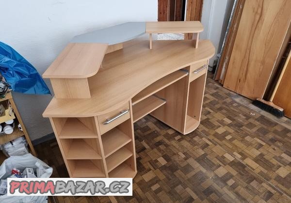 Rohový počítačový stůl