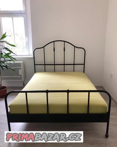 postel-ikea-stolek-komoda