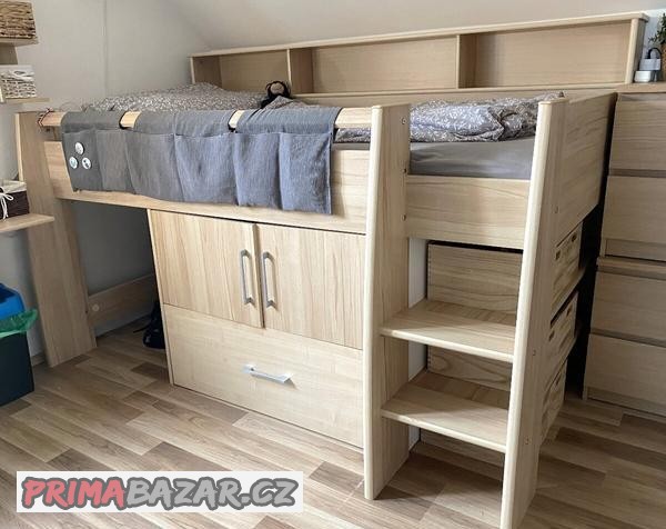 vyvysena-patrova-postel-s-uloznym-prostorem