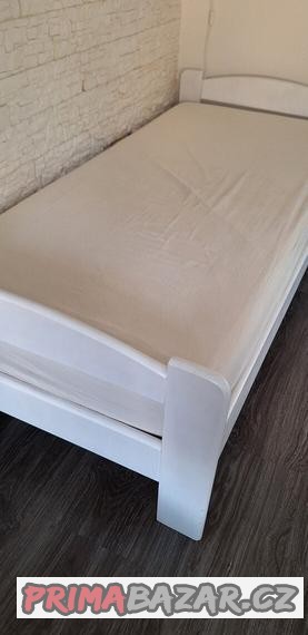 bila-masivni-postel