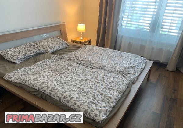 manzelska-postel-polohovaci-rosty