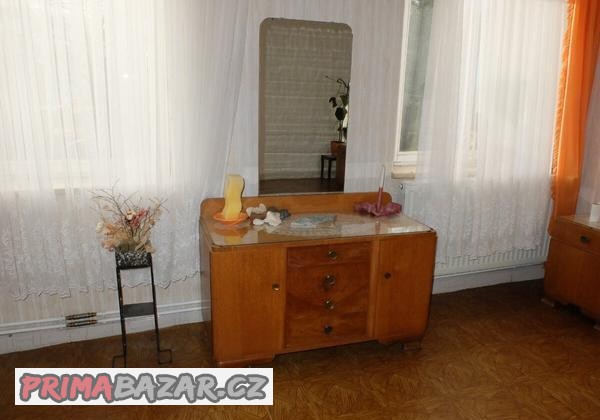 starozitna-toaletka-a-nocni-stolky-30-leta