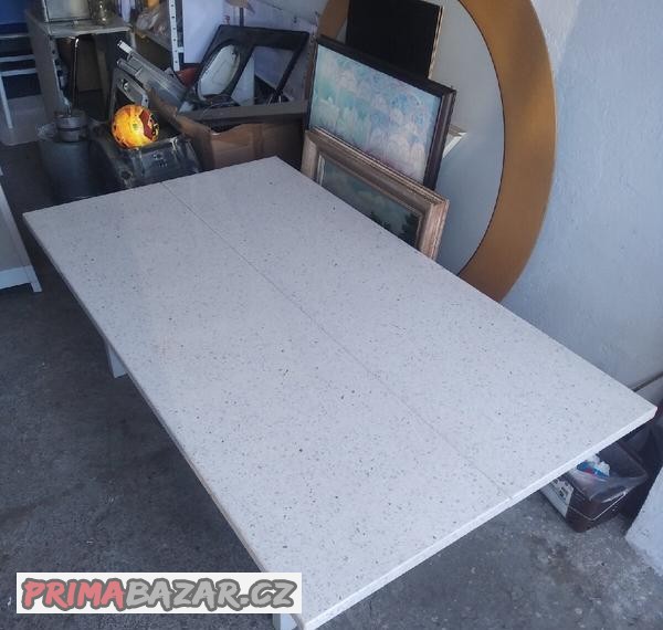 Mramorový stůl s kovovou konstrukcí