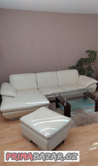 Bílá kožená sedací souprava (bílý gauč + taburet)