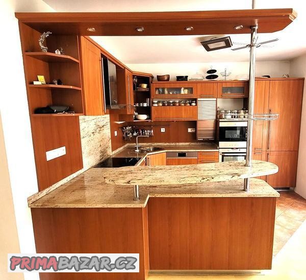 zachovala-kuchyn-s-deskou-z-praveho-kamene