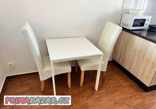 jidelni-stul-se-zidlemi