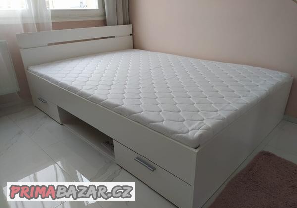 postel-multifunkcni-bila-s-rostem-v-ramu-a-matrace-vcelku