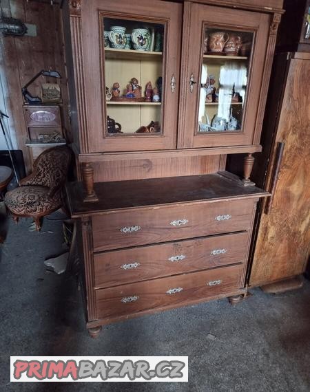 Prodám komodu vršek je prosklený