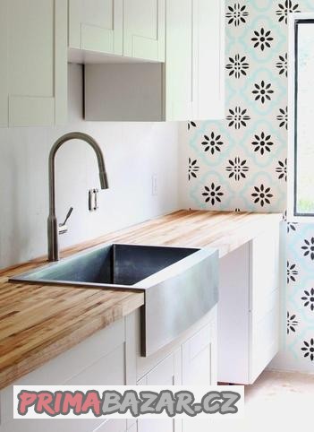 velky-nerezovy-drez-ikea-s-viditelnou-predni-stenou