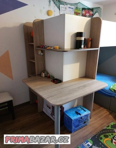 patrova-postel-se-stolkem