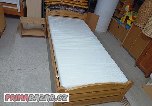 prodam-hezkou-postel-z-masivu-s-nocnim-stolkem-90-x-200-cm