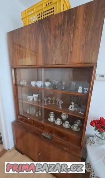 Retro obývací stěna s vitrínou