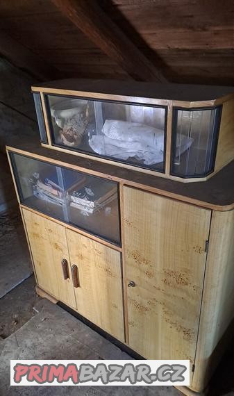 retro-skrin-s-vitrinou