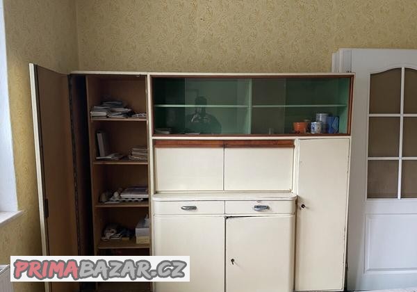 stary-zachovaly-kredenc-z-50-let